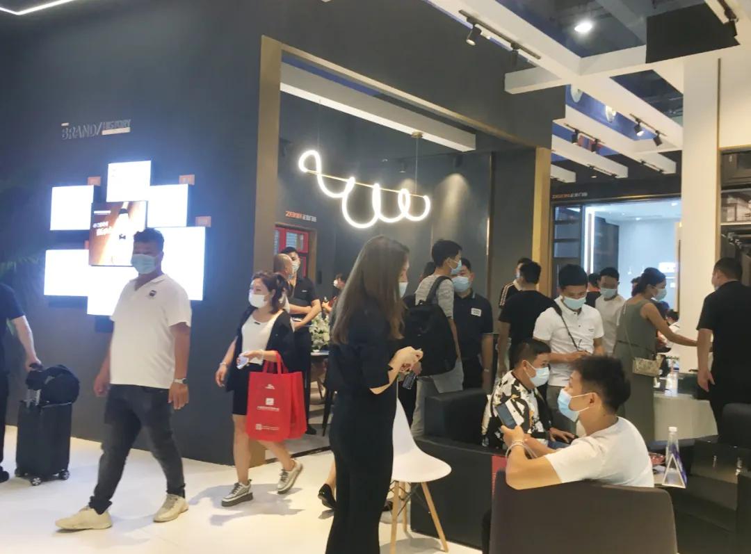 展會直擊 | 建博會火爆開幕，正金門窗攜手**功夫巨星甄子丹煥新呈現！