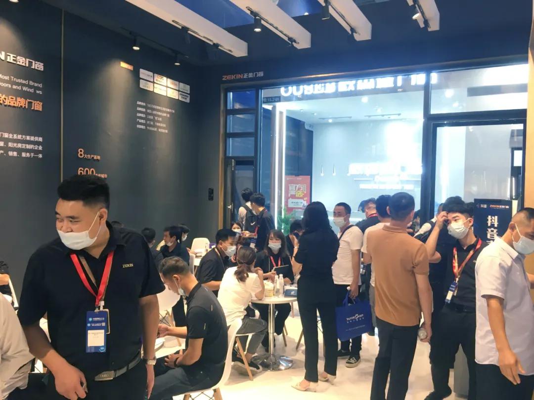 展會直擊 | 建博會火爆開幕，正金門窗攜手**功夫巨星甄子丹煥新呈現！