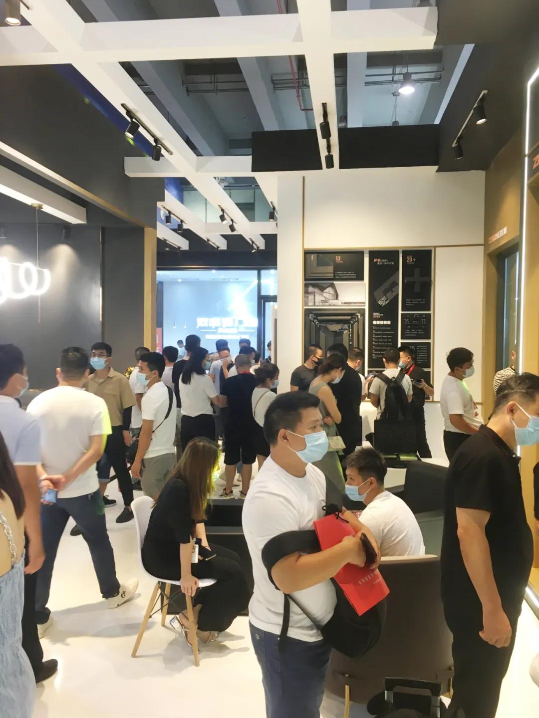 展會直擊 | 建博會火爆開幕，正金門窗攜手**功夫巨星甄子丹煥新呈現！