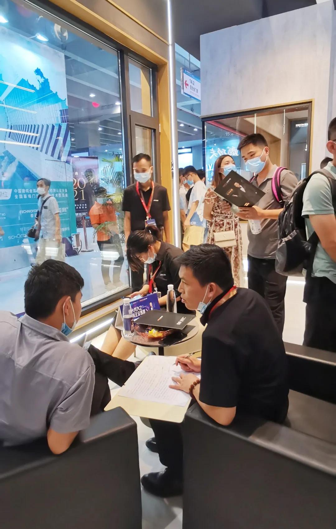 展會直擊 | 建博會火爆開幕，正金門窗攜手**功夫巨星甄子丹煥新呈現！