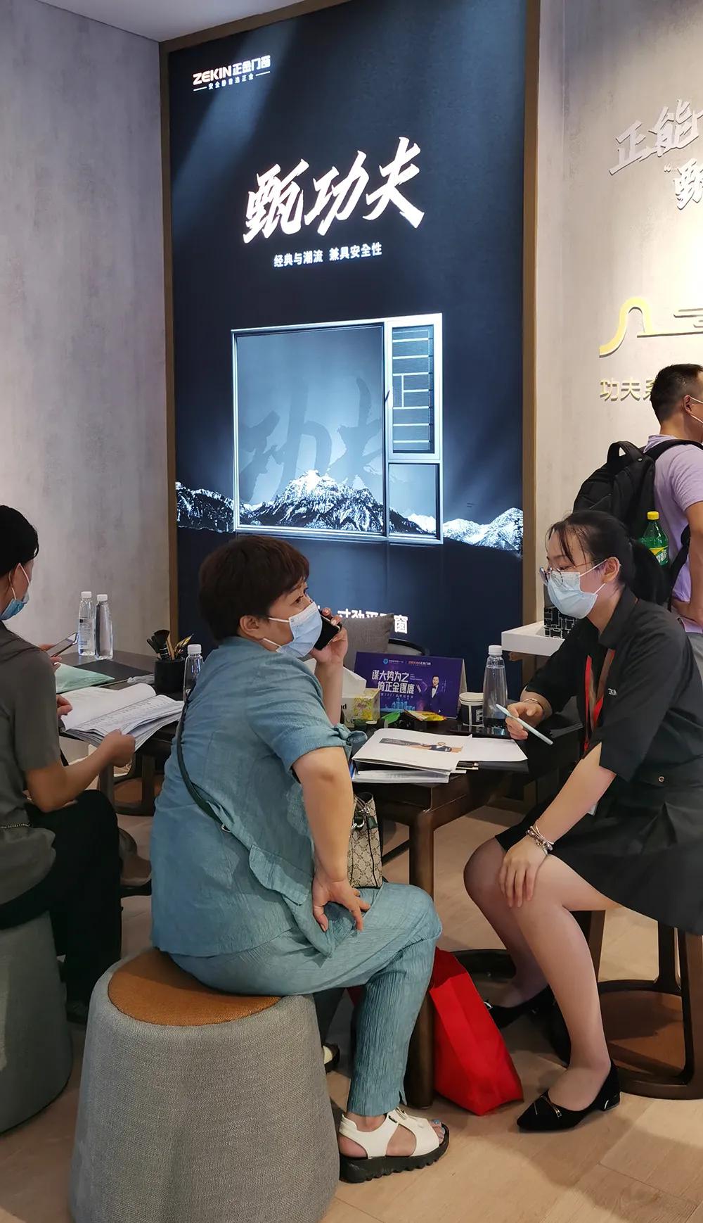 展會直擊 | 建博會火爆開幕，正金門窗攜手**功夫巨星甄子丹煥新呈現！