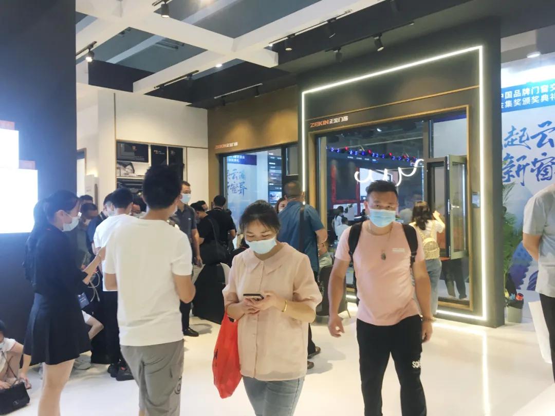 展會直擊 | 建博會火爆開幕，正金門窗攜手**功夫巨星甄子丹煥新呈現！