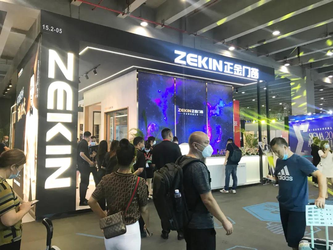 展會直擊 | 建博會火爆開幕，正金門窗攜手**功夫巨星甄子丹煥新呈現！